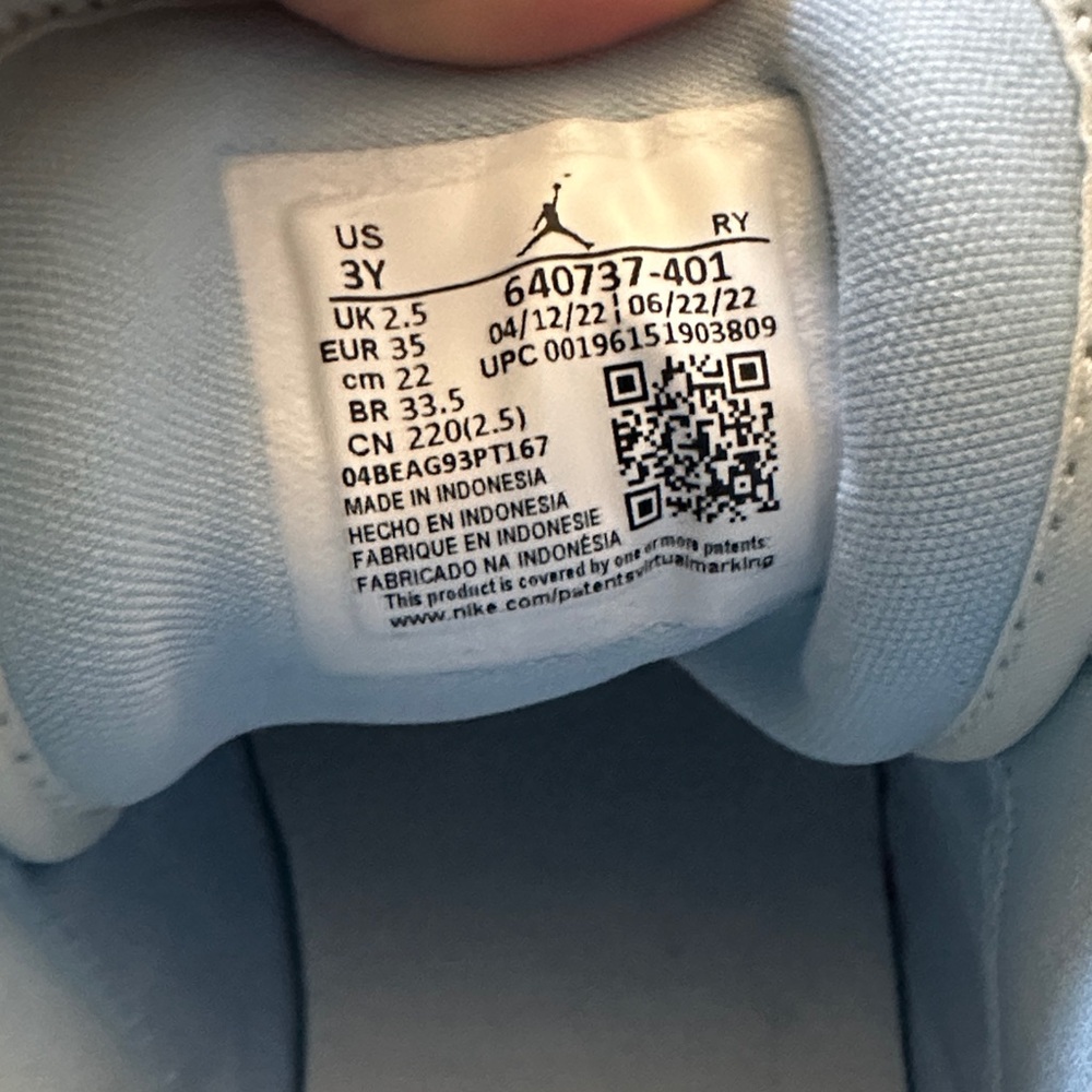 EUC Jordan 1 Mid Sneakers - Size 3Y - Picture 4 of 14